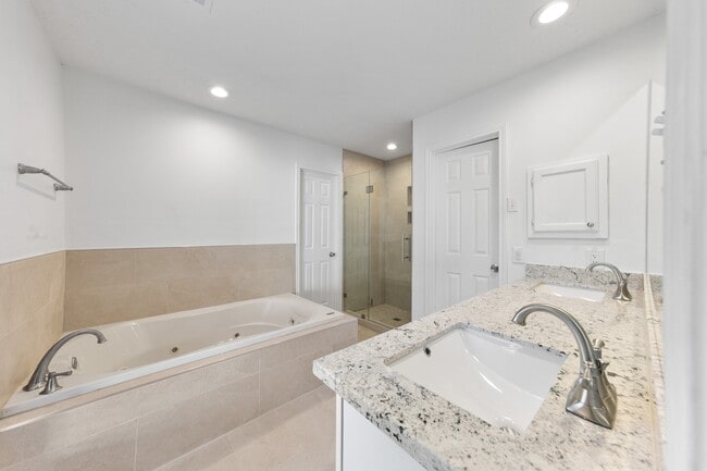 Building Photo - 802 Foxglove Dr