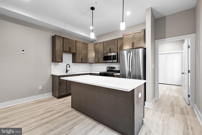 Building Photo - 400 S Conkling St