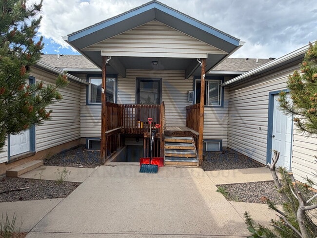 Building Photo - 3 Bedroom 2 Bathroom Apartment