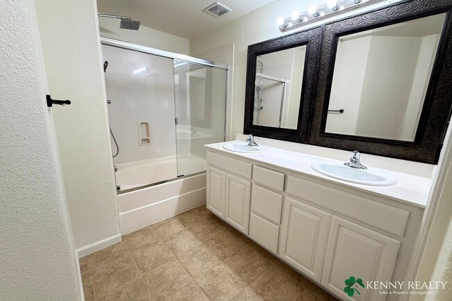 Building Photo - Townhome in the Peninsula's Most Walkable Neighborhood