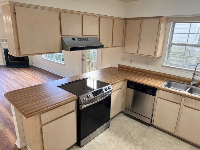 Building Photo - Well Maintained Townhouse....1/2 Off 1st Month's Ret