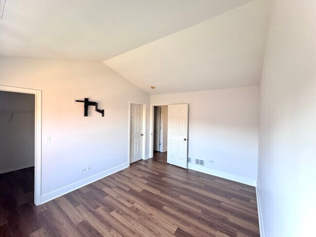 Building Photo - 2406 Sheehan Dr