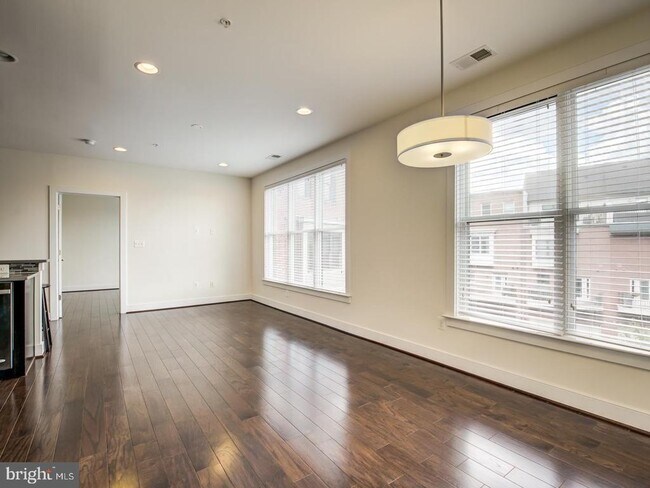 Building Photo - 1107 S Walter Reed Dr