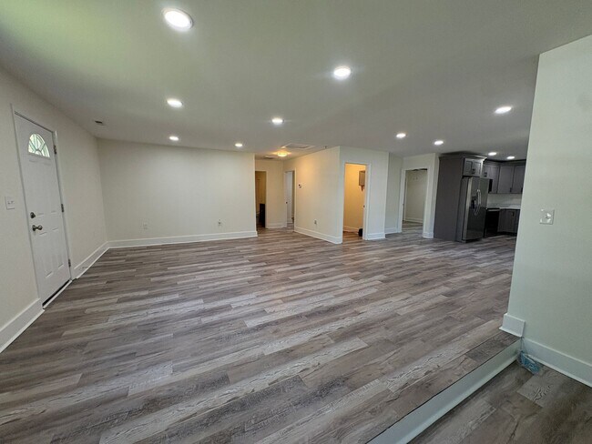 Building Photo - Beautiful refurbished home!