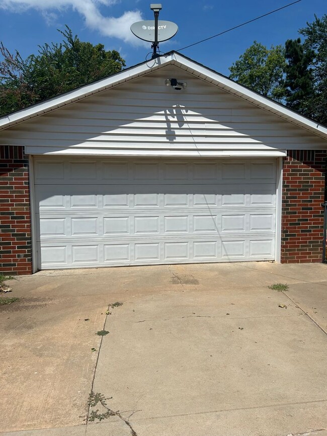 Building Photo - Gorgeous Home Available Now!!