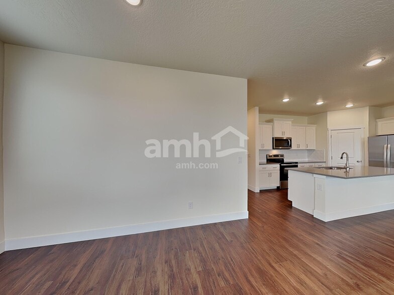 Building Photo - 2990 N Vigo Ave