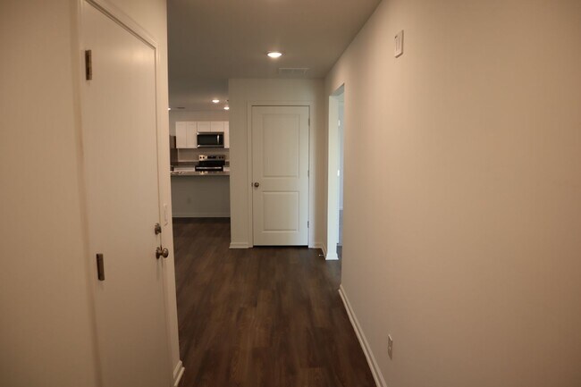 Building Photo - Great Home Great price!