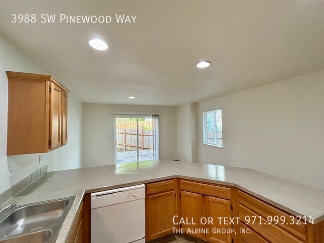 Building Photo - 3988 SW Pinewood Way