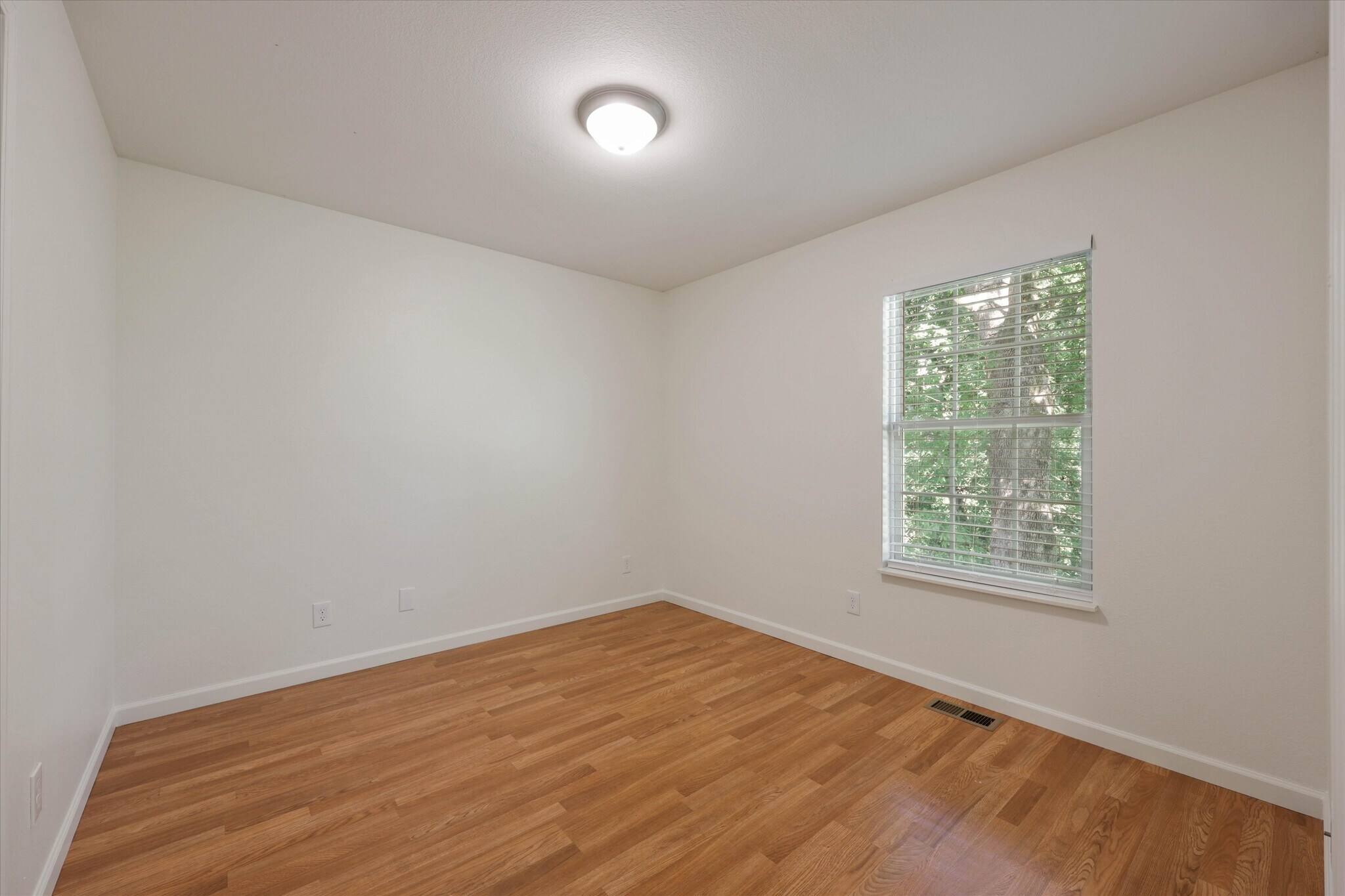 Building Photo - 206 W Edison St