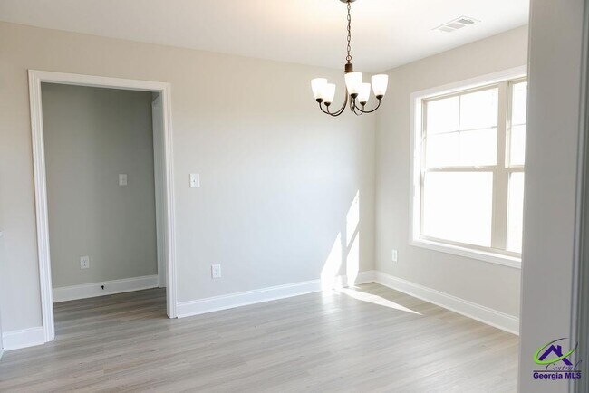 Building Photo - 608 Daisy Dr