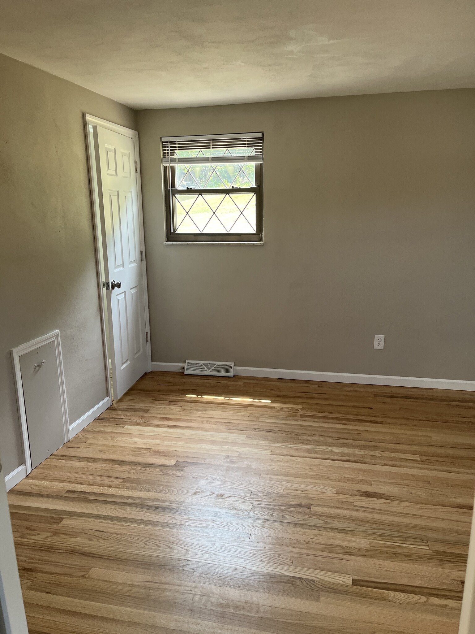 Master Bedroom - 608 Sangree Rd