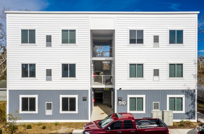 Building Photo - Cargo North