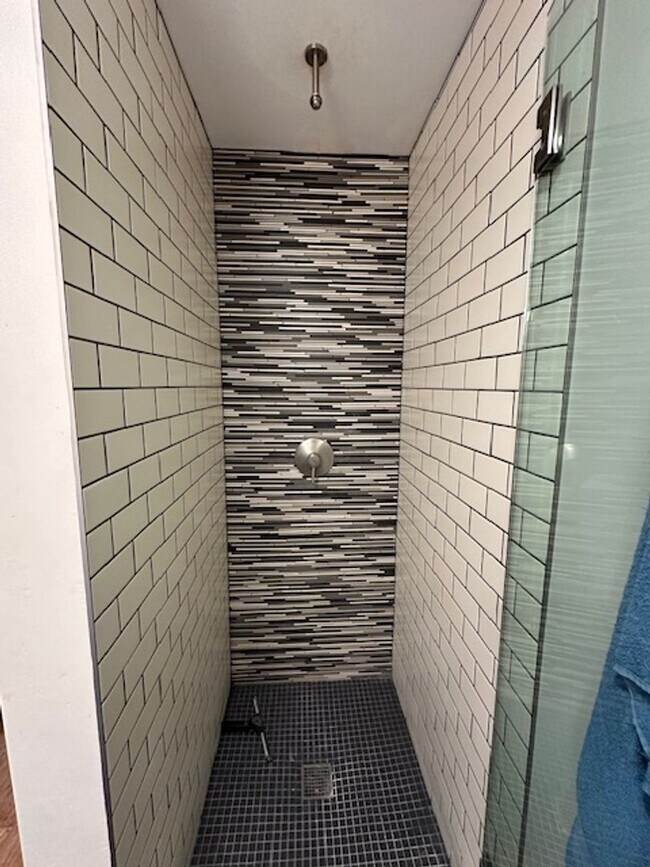 Building Photo - 402 S Clementine St