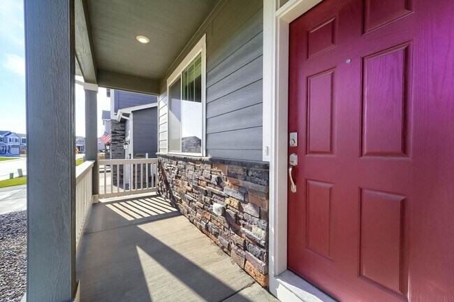 Building Photo - Gorgeous 4 bed, 3 bath, loft and an office!