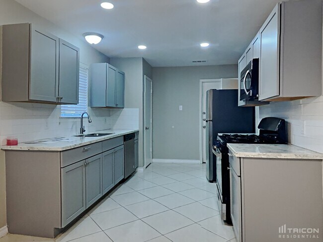 Building Photo - 9746 Phil Halstead Dr