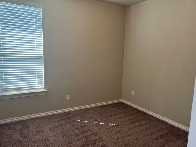 Building Photo - 4  bed 2 bath 2 car in Mustang Schools