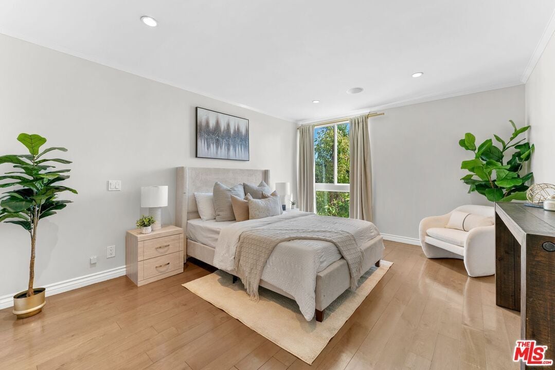 Building Photo - 906 N Doheny Dr