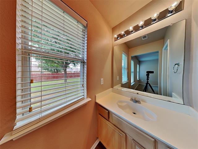 Building Photo - 2025 Hollow Creek Dr