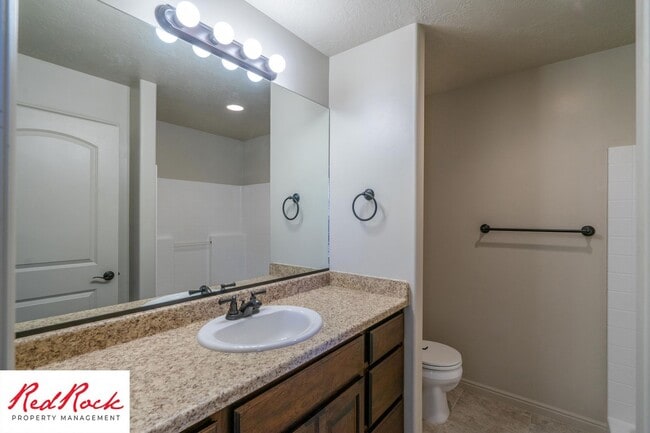 Building Photo - 3 Bedroom Townhome in Buena Vista Community