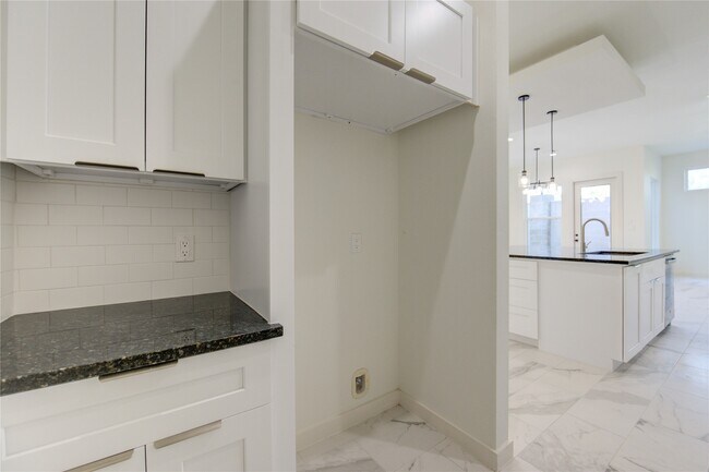 Building Photo - 2903 El Fenice Ln