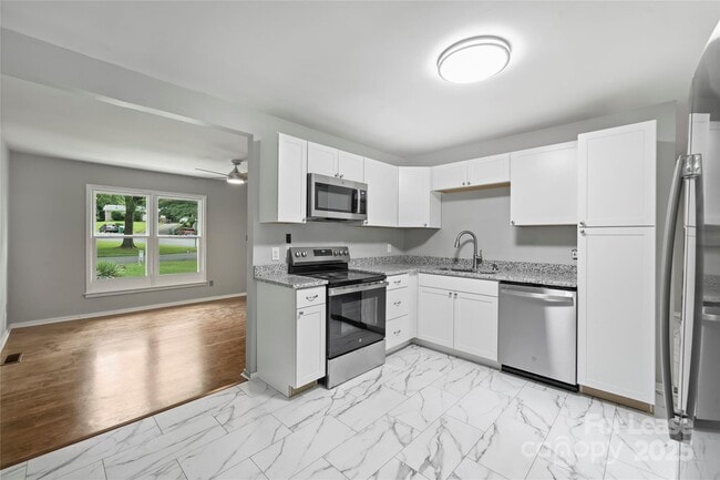 Building Photo - 2840 Edsel Pl