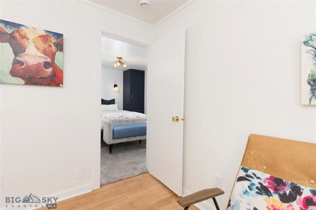 Building Photo - Charming One-Bedroom Gem Steps from Main S...
