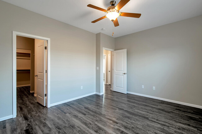 Building Photo - 1341 Azena St