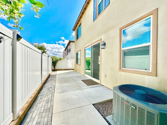 Building Photo - Lovely, Light & Bright, Two-Story, Detached Home in the Desirable Wildgrove Community of Vista!