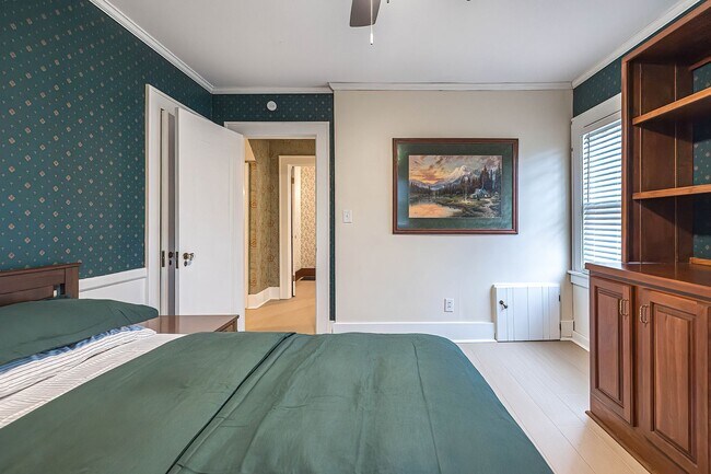 Building Photo - Quaint 4 bedroom Erie Home with Central Air & Garage Parking (Month to Month available)