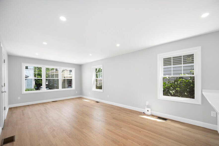 Primary Photo - 28 Grosvenor Ave