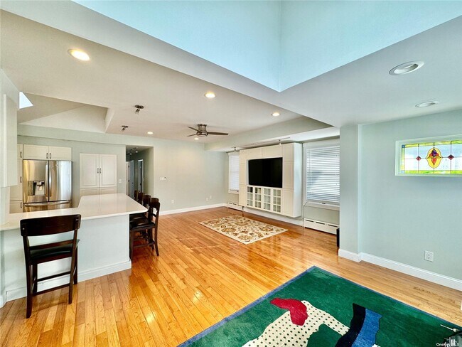 Building Photo - 328 B 147 St