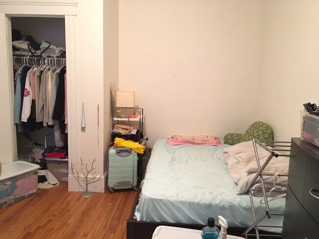 Building Photo - Amazing 4 Bedroom Apartment available 9/1/26