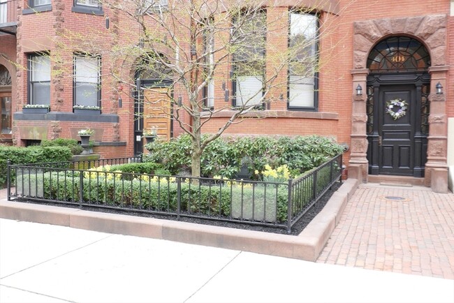 Building Photo - 404 Marlborough St