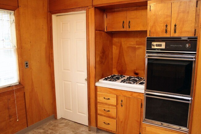 Building Photo - Cute Roseway Bungalow