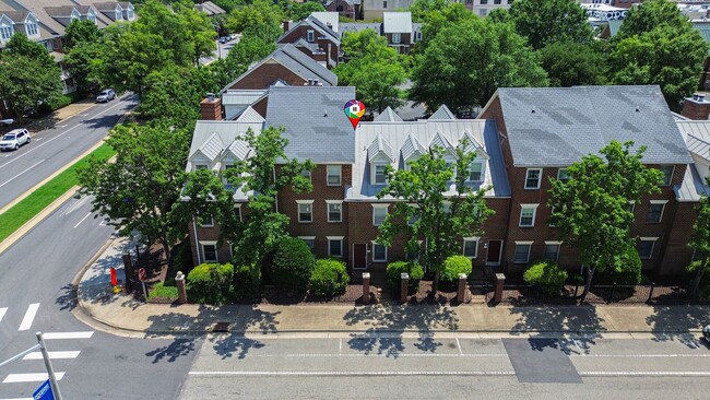 Building Photo - Updated Brick Condo in the Heart of Downto...