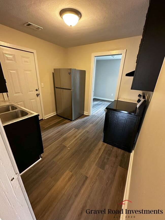 Building Photo - For Rent: Newly Remodeled 3 Bedroom / 1 Bath Home