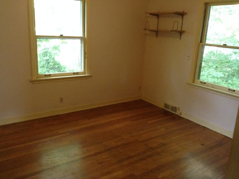 bed room - 1139 E GORHAM ST APT 2