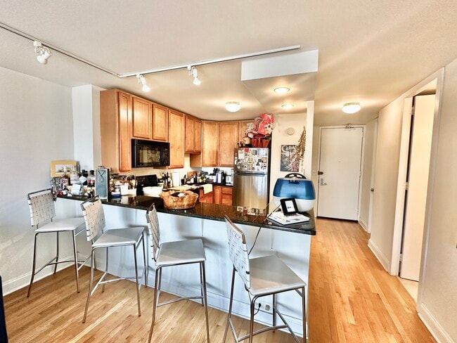 Building Photo - 2020 N Lincoln Park W