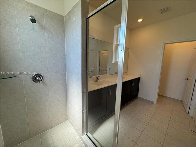 Building Photo - 1110 SE 27th Terrace