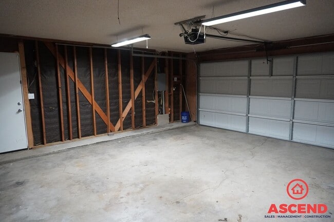Building Photo - Beautiful Home Located in Oildale!