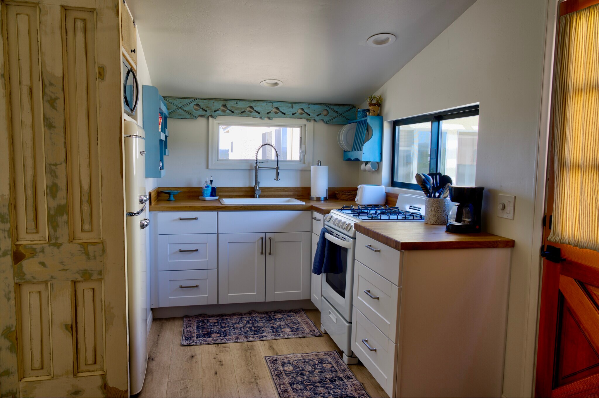 Building Photo - 5935 Redondo Dr