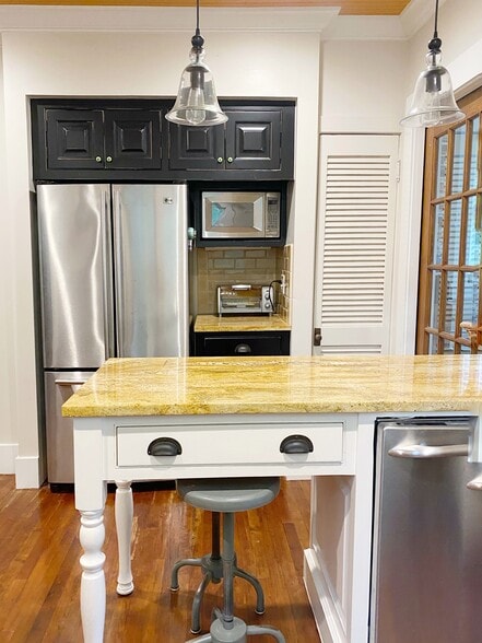 French door fridge, dishwasher on island - 1003 Egan St