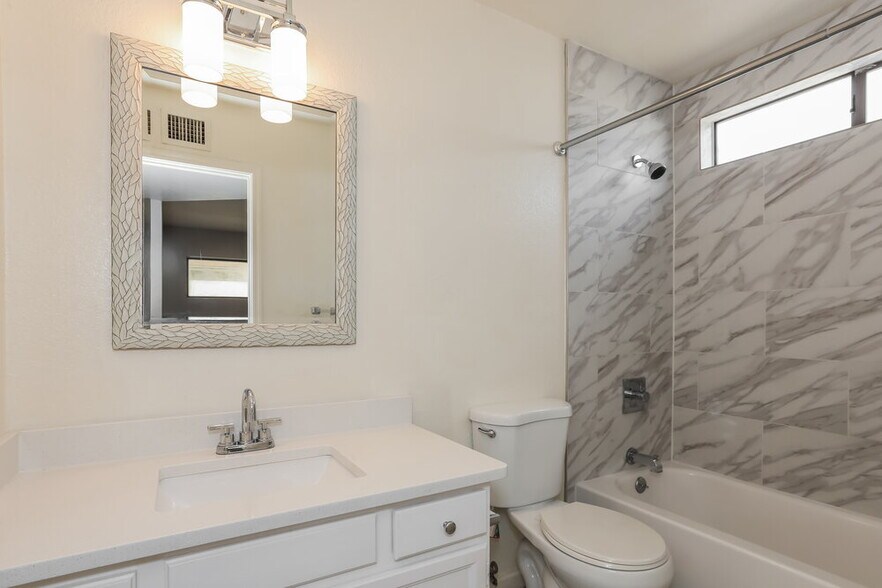 Building Photo - 8724 W John Cabot Rd