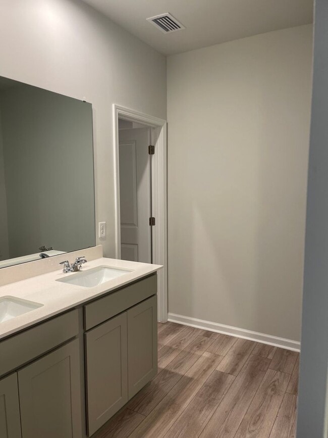 Building Photo - 4 bed 2 bath home in Heartwood!