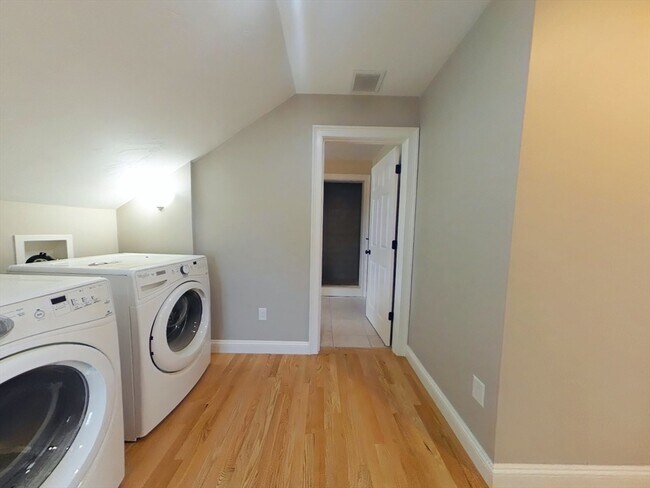 Building Photo - 109 Farwell St