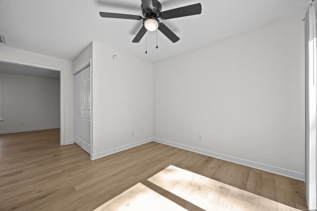 Building Photo - Newly Renovated Townhome!