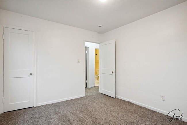 Building Photo - $1250 - 3 bedroom Eastpointe