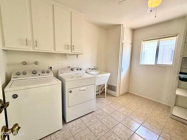 Building Photo - 10416 W Prairie Hills Cir