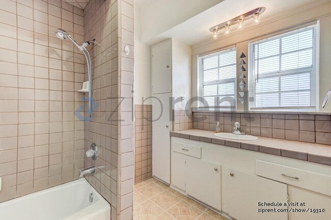 Building Photo - 4062 S Budlong Ave