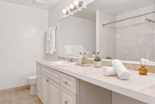 Building Photo - 3009 Canyon Crest Dr